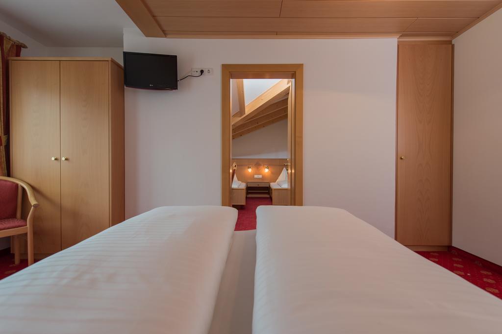 Hotel Garni Hochgruber Brunico Oda fotoğraf