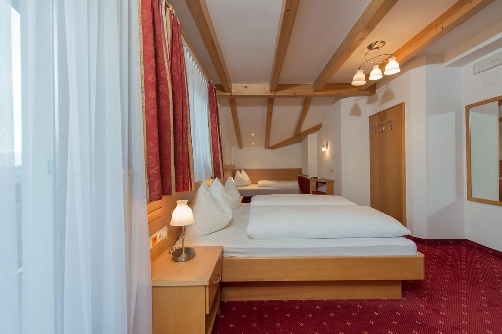 Hotel Garni Hochgruber Brunico Oda fotoğraf
