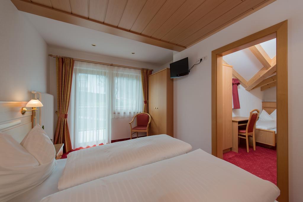 Hotel Garni Hochgruber Brunico Oda fotoğraf